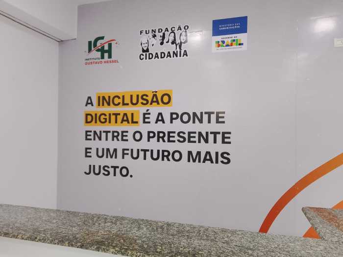 Alunos no laboratório do CRC