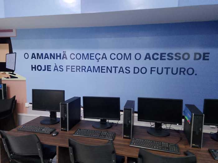 Alunos no laboratório de informática