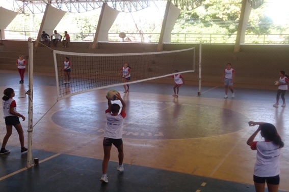 Alunas jogando voleibol na Quadra Poliesportiva