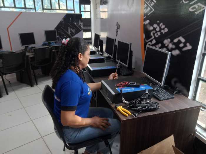 Alunos aprendendo manutenção de computadores