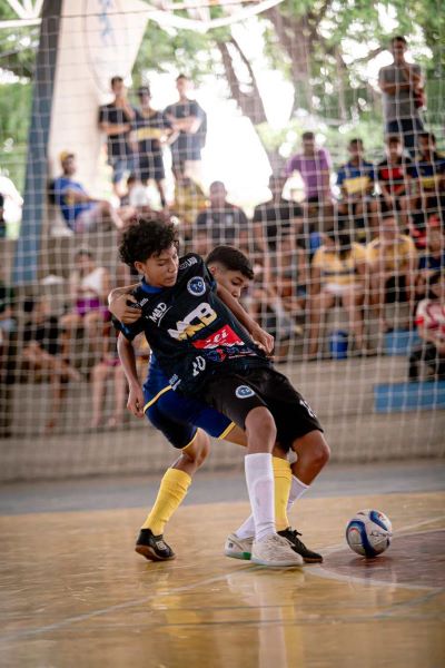 Disputa de bola na Taça Timon de Futsal