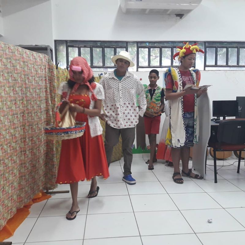 Alunos em apresentação teatral no palco